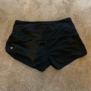 Lulu lemon black speed up shorts!size 4, 2.5 inch